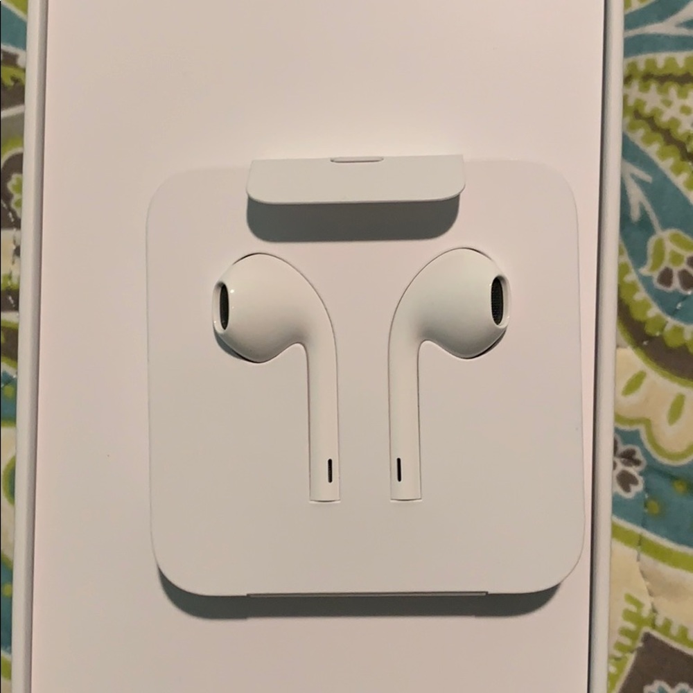 NWT Apple earphones